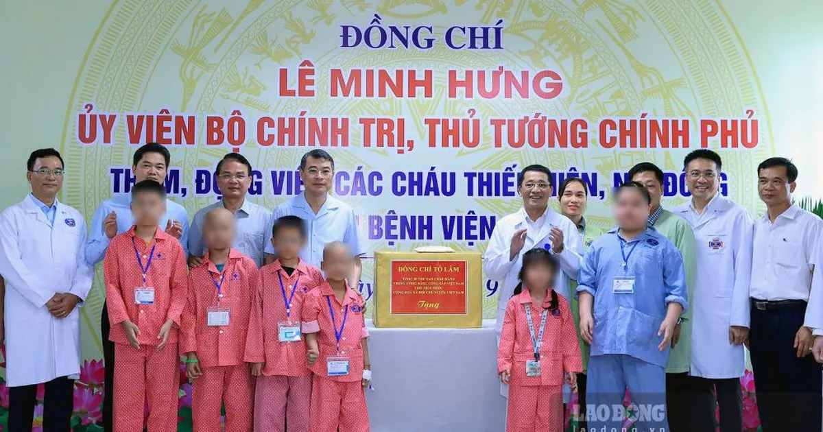Thủ tướng trao quà của Tổng Bí thư, Chủ tịch nước Tô Lâm tặng các bệnh nhi ung thư