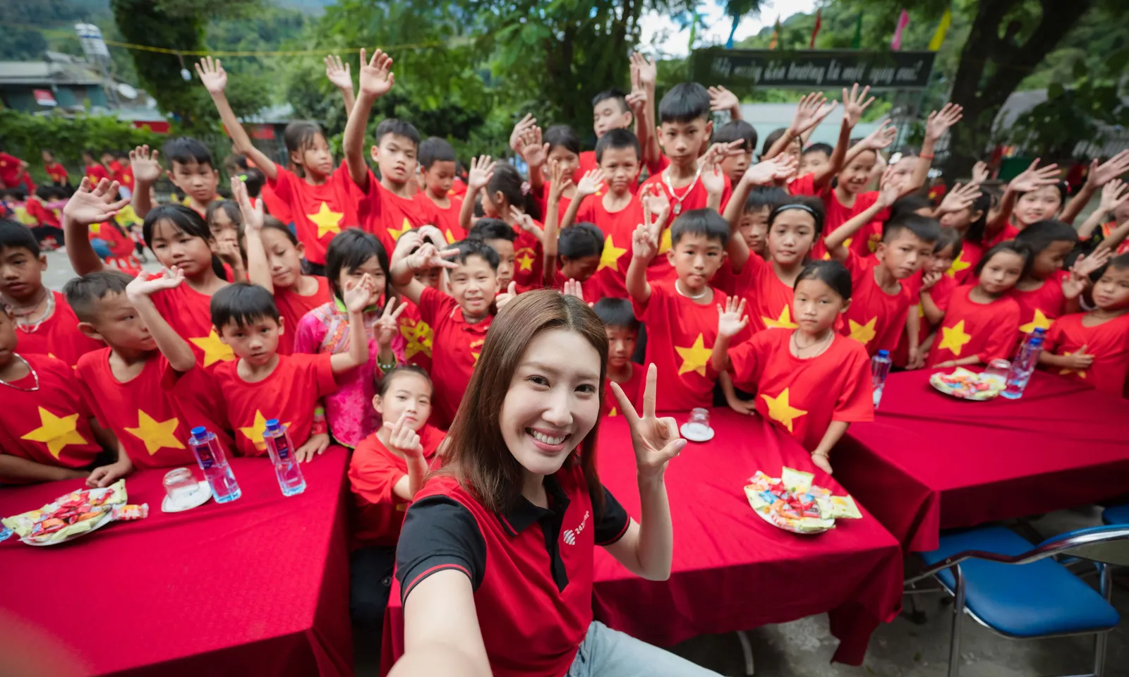 Ngọc nữ truyền hình Thúy Ngân cùng trẻ em vùng biên trải nghiệm một mùa Trung thu đặc biệt