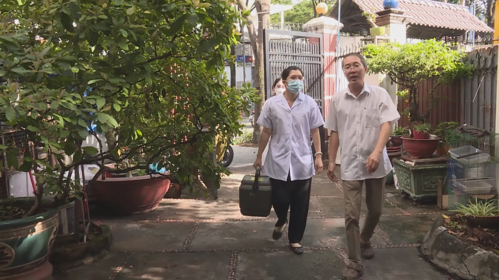 Tại nhiều địa phương khu vực phía bắc TP. Hồ ChÍ Minh, các lực lượng đang tập trung rà soát, tổ chức khám theo từng nhóm đối tượng, từng khu dân cư