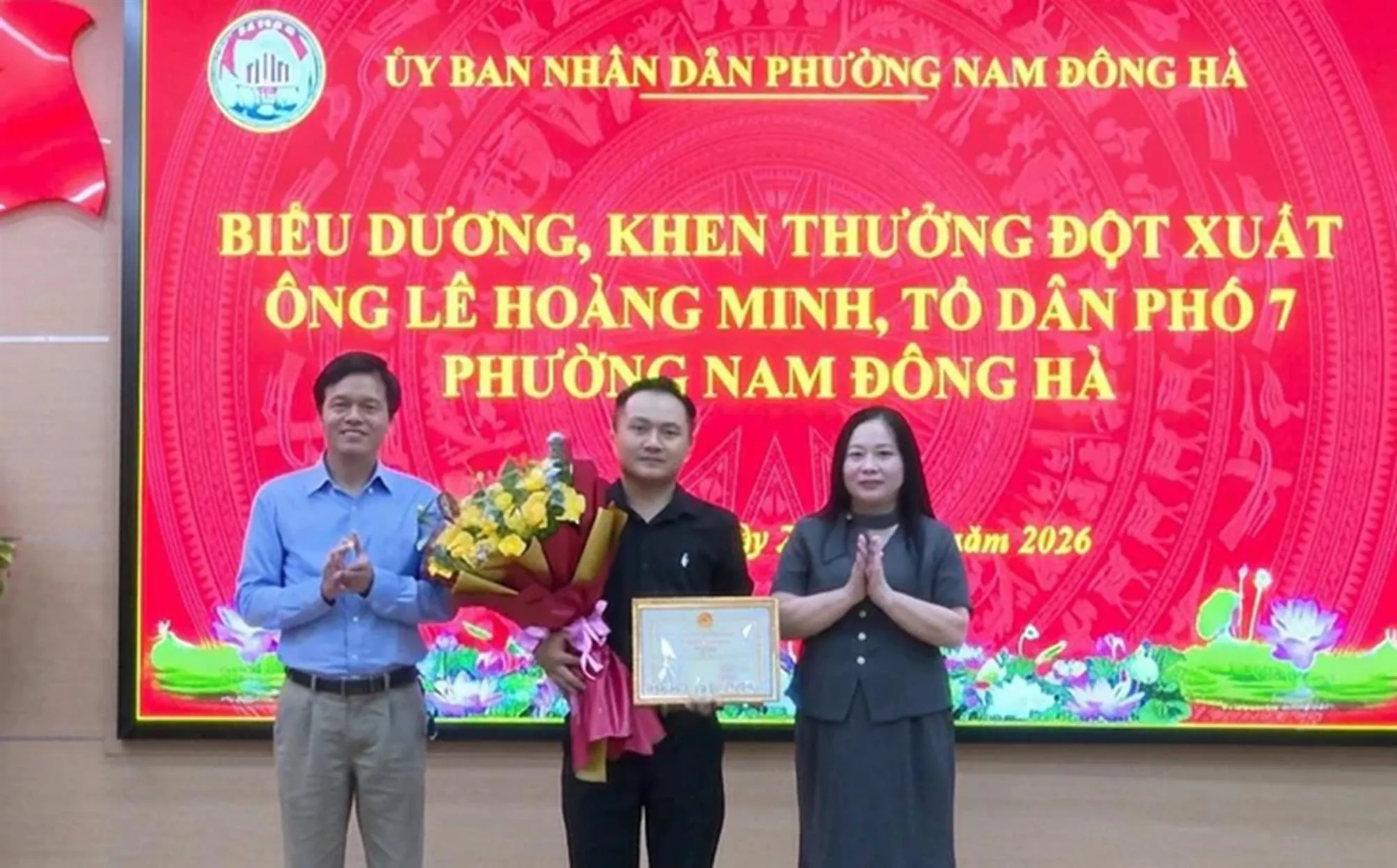 Ông Minh được khen thưởng vì hành động dũng cảm cứu người - Ảnh: T.G - TTO