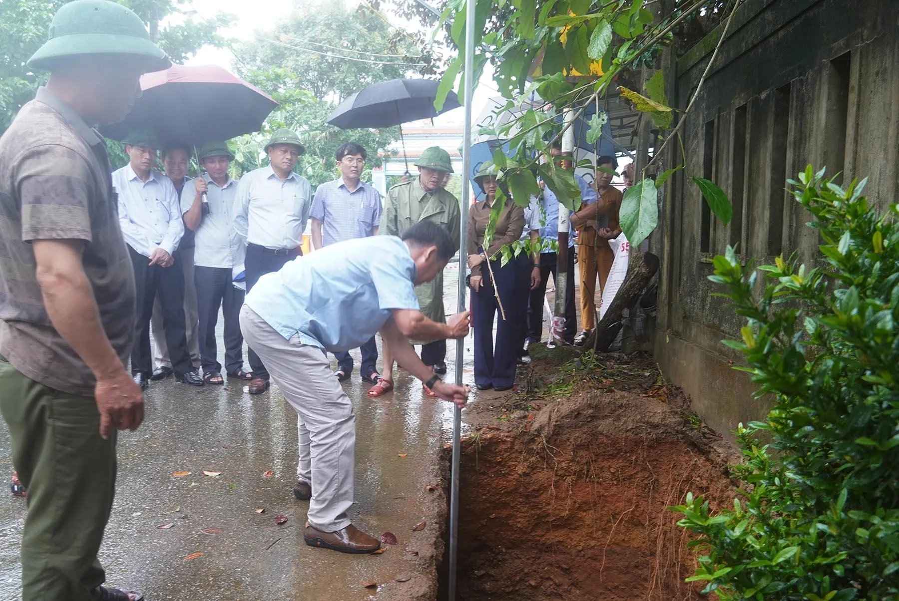 Độ sâu hố sụt lún ở xã Hiếu Giang đo được 17,6 m - Ảnh: H.M - Thanh Niên