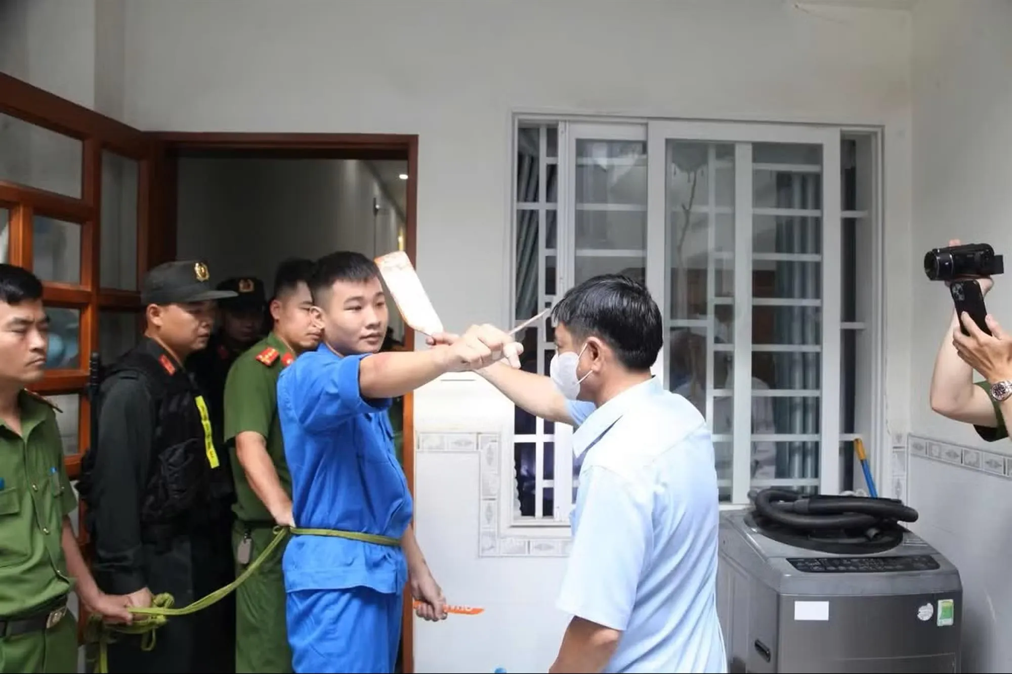 Một phân cảnh thực nghiệm, đối tượng Nguyễn Đức Anh đột nhập vào nhà bị hại - Ảnh: Tiền Phong