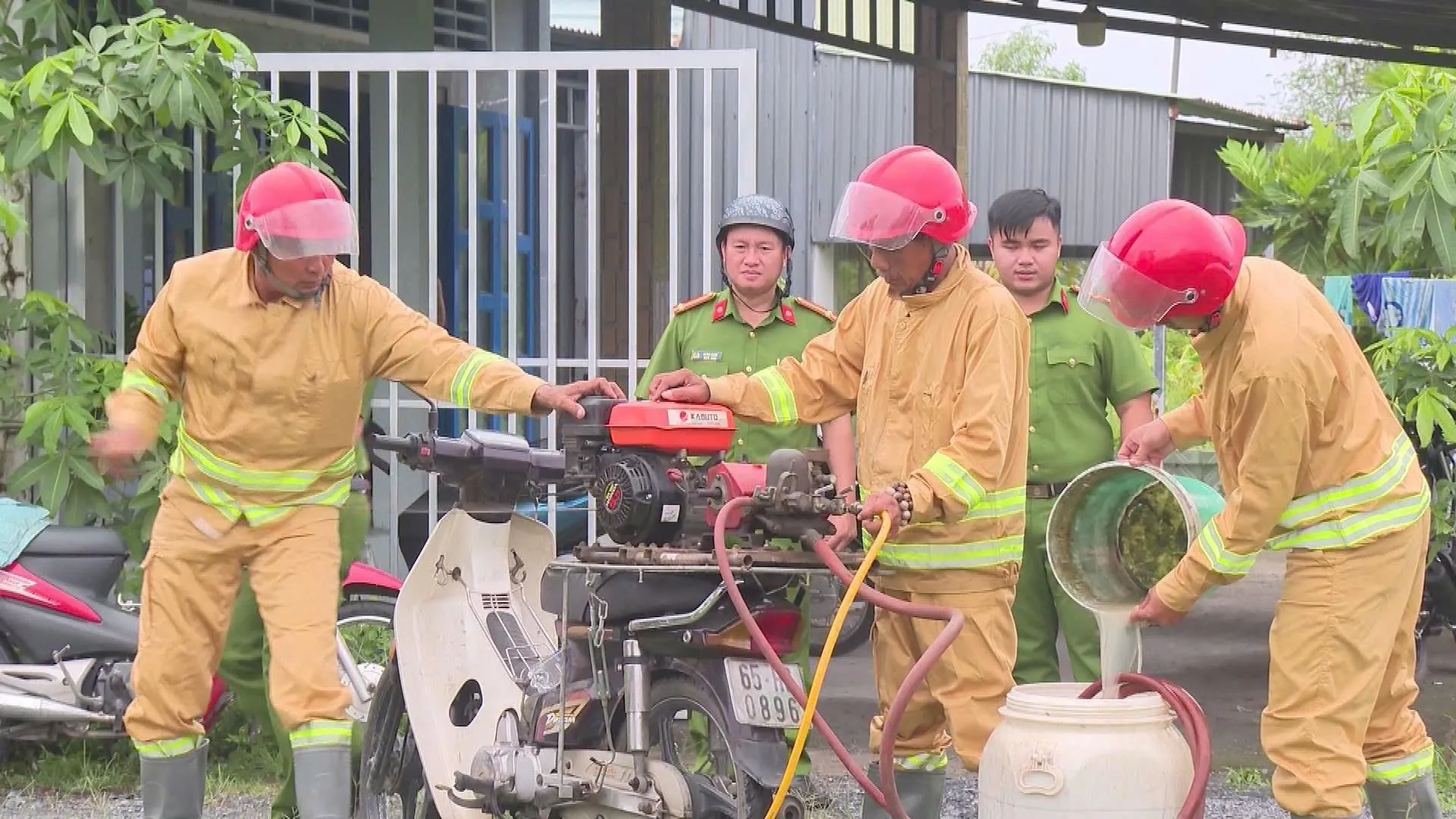 Mô hình xe máy chữa cháy lưu động kết hợp với máy bơm được vận dụng vào công tác phòng cháy chữa cháy