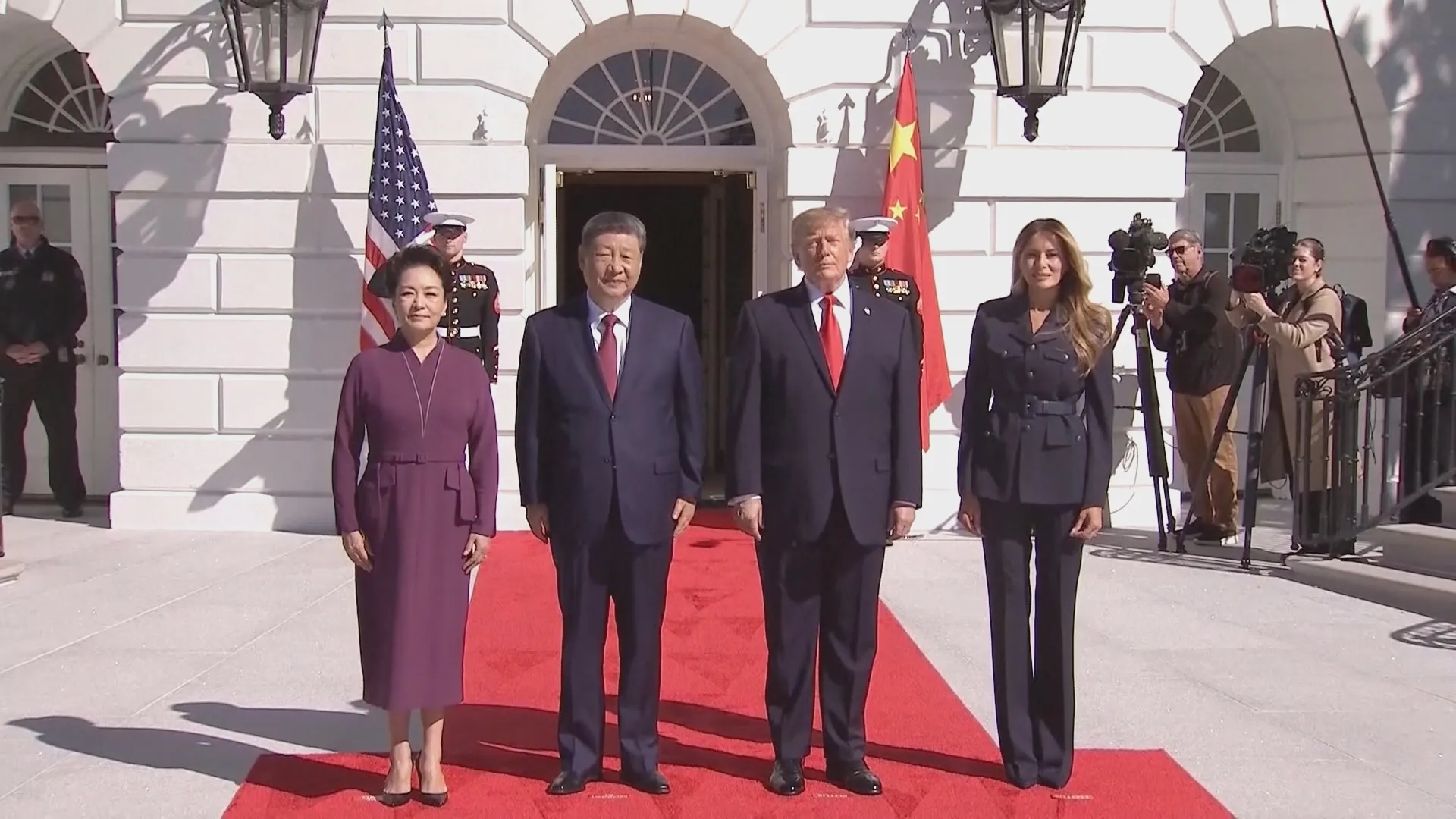 Tổng thống Donald Trump cùng Đệ nhất phu nhân Melania Trump đón tiếp, chụp ảnh lưu niệm cùng Chủ tịch Tập Cận Bình và phu nhân Bành Lệ Viên tại Nhà Trắng trước khi bước vào các cuộc thảo luận định hướng cho quan hệ song phương