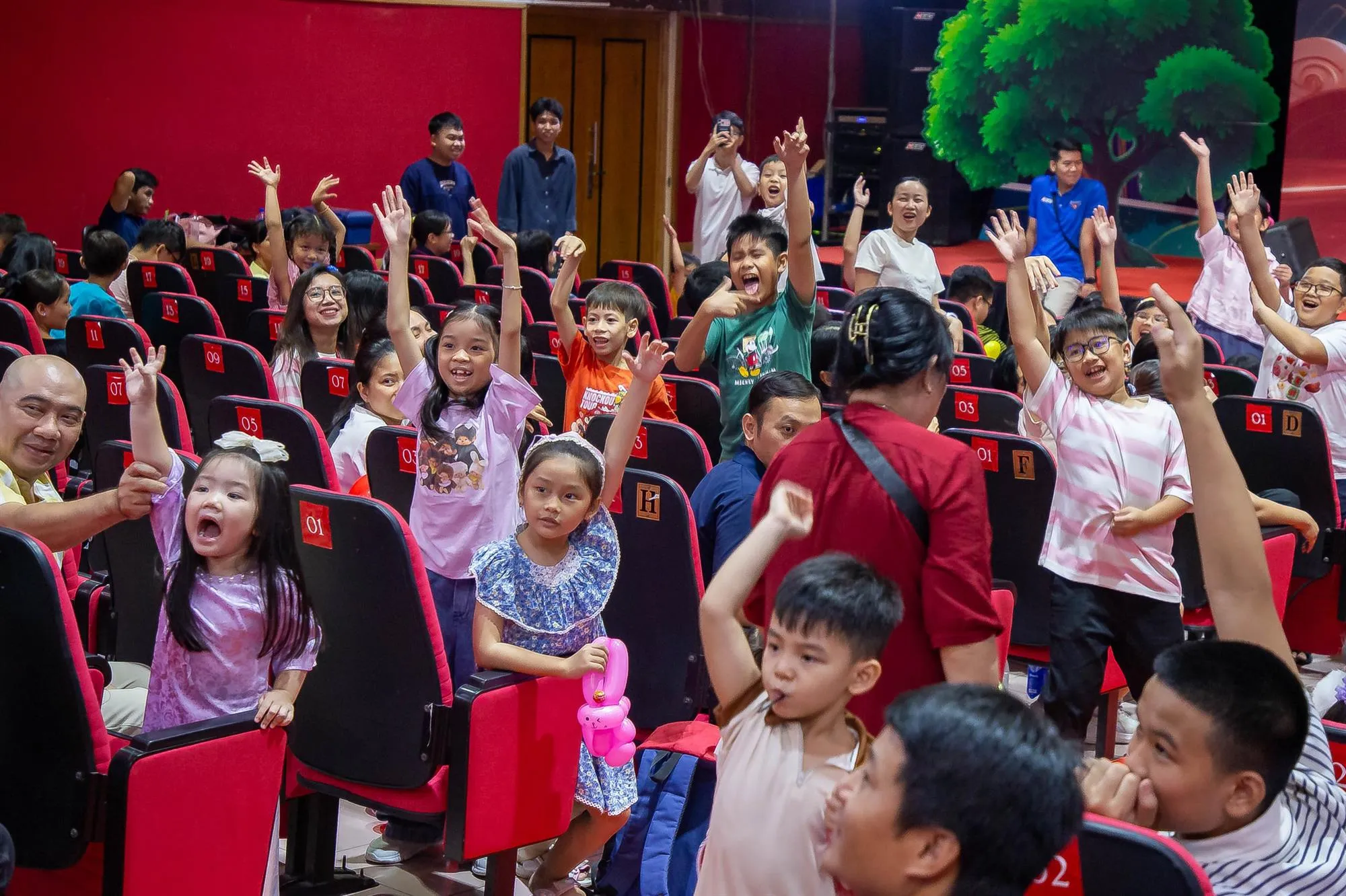 Nhiều hoạt động vui chơi, giao lưu được tổ chức dành cho các em thiếu nhi