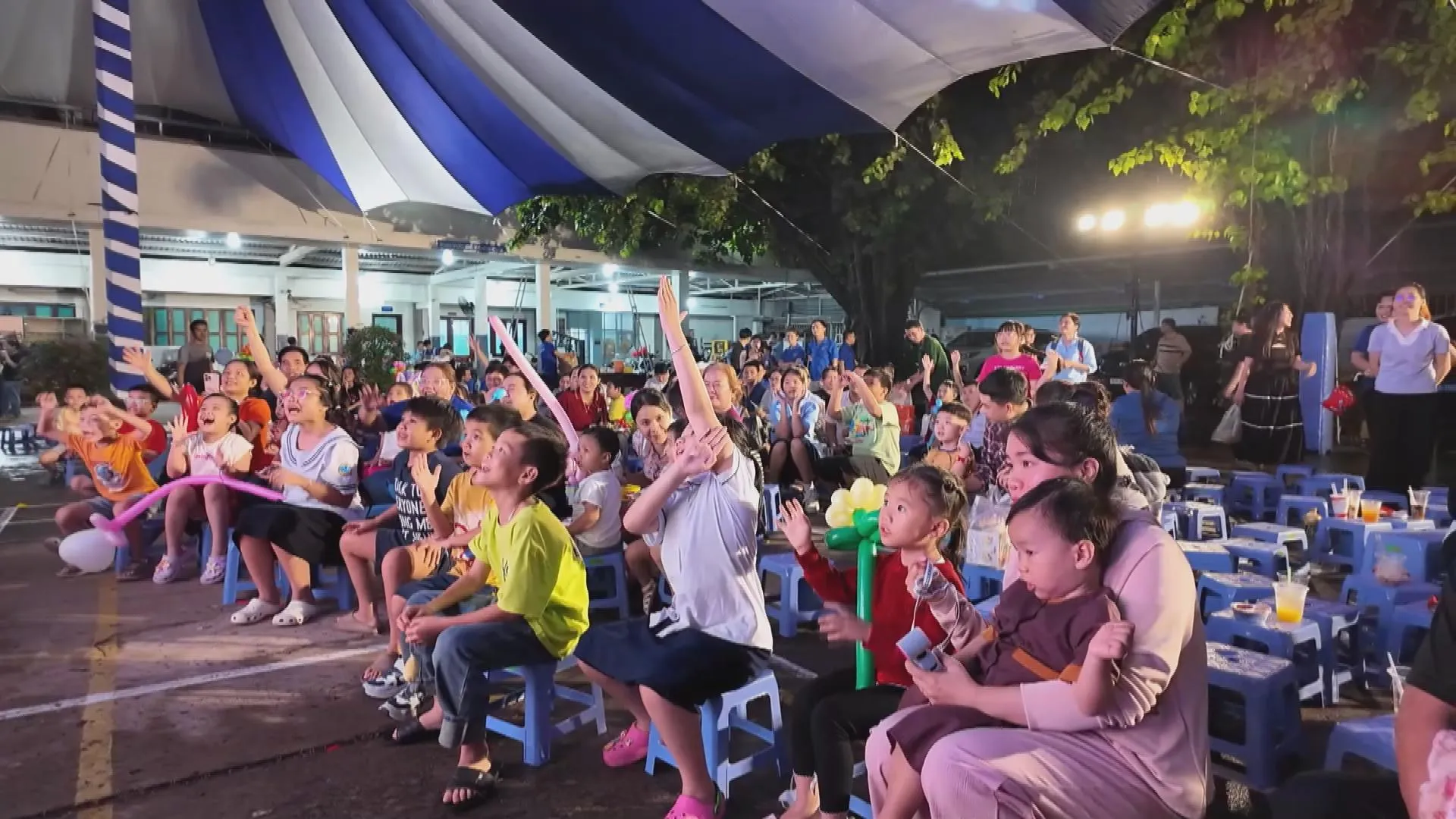 Bên cạnh đó, các em nhỏ là con người lao động có hoàn cảnh khó khăn cũng được trao học bổng, với mức hỗ trợ từ 2 đến 3 triệu đồng mỗi suất