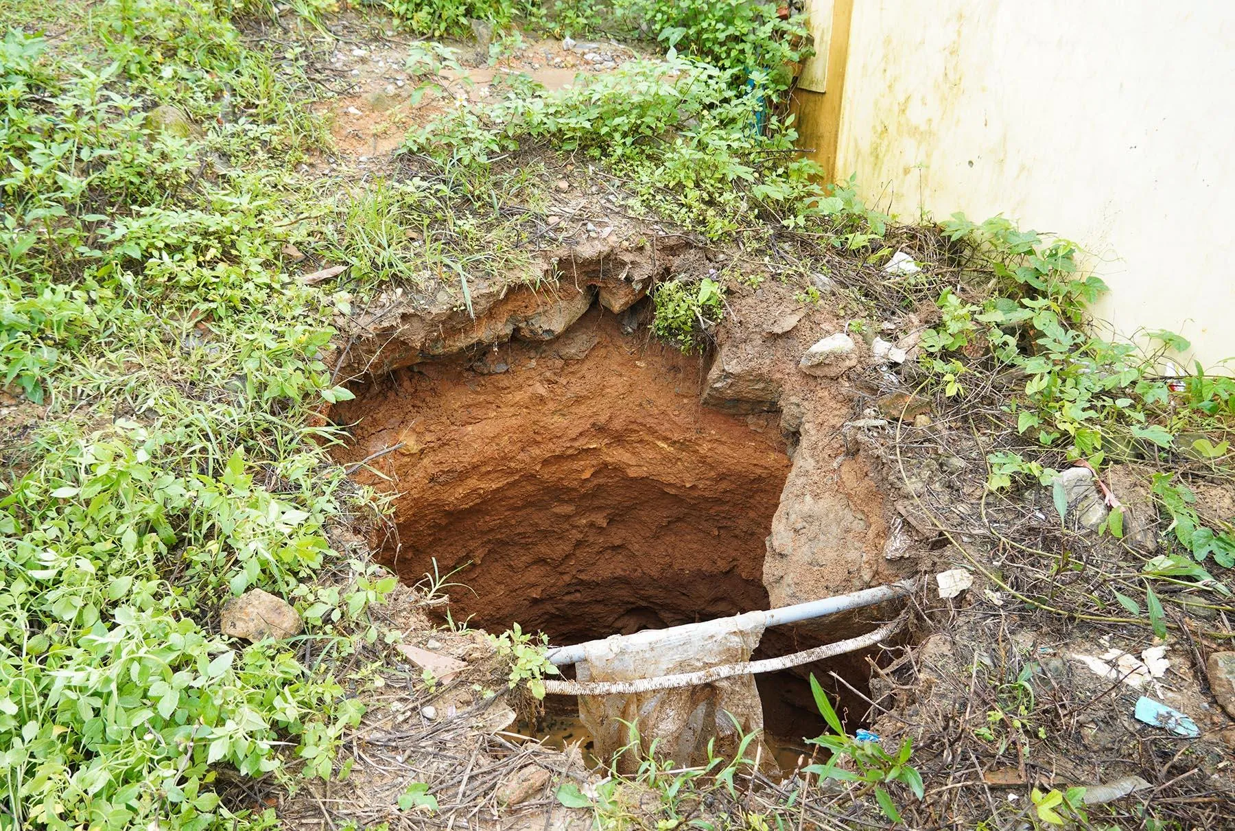 Sụt lún tại Trường phổ thông Dân tộc bán trú tiểu học và THCS Ngân Thủy - Ảnh: H.M - Thanh Niên