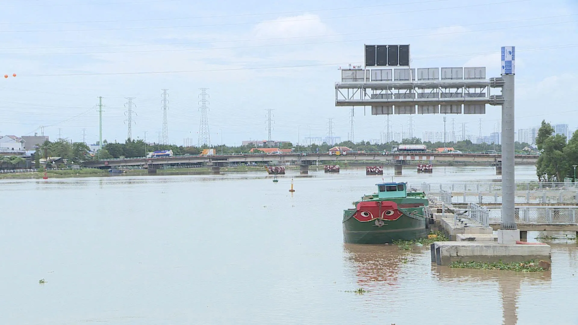 Hệ thống công trình kiểm soát triều được đầu tư nhằm tăng khả năng chống ngập cho khu vực đô thị