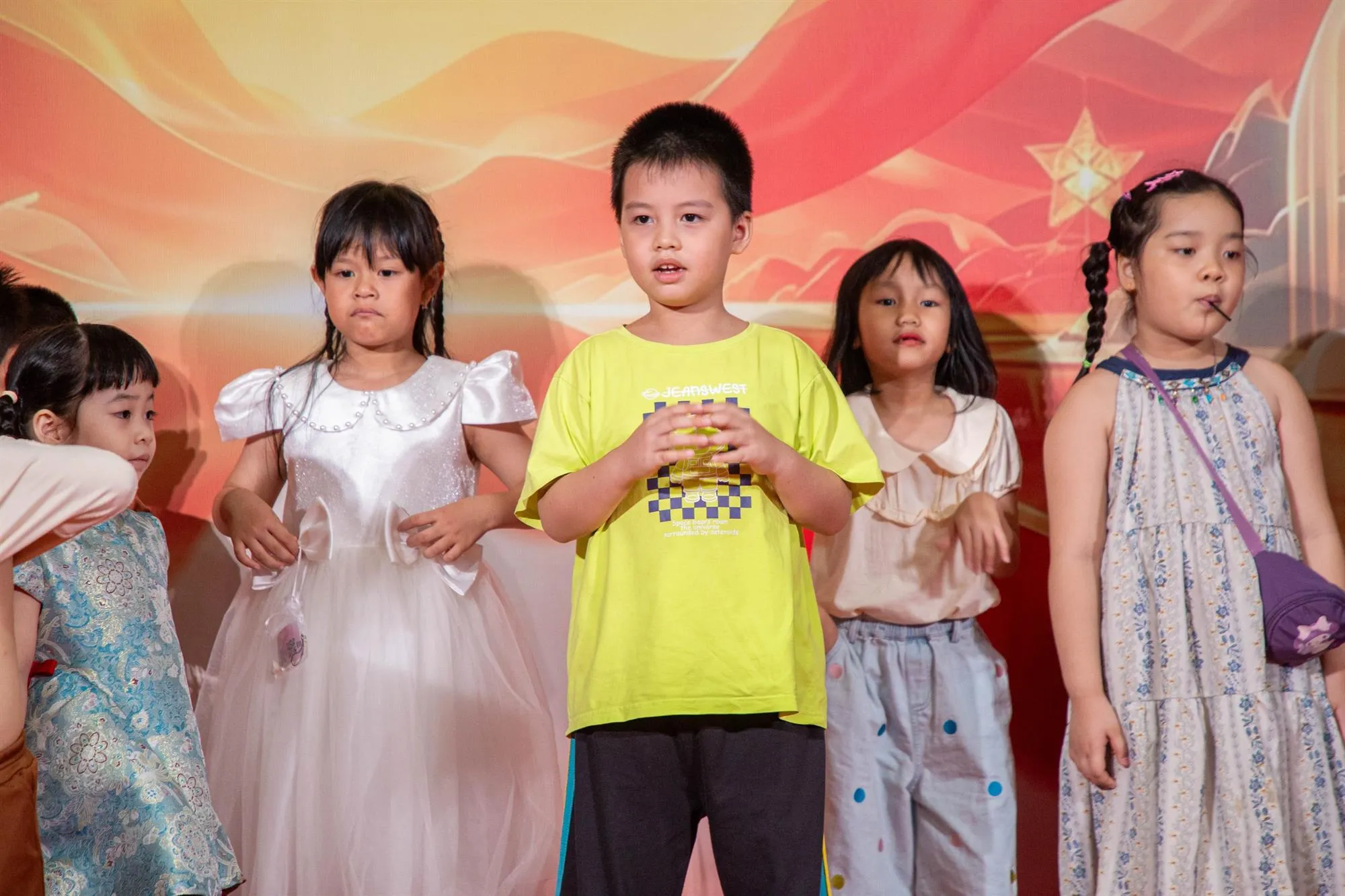 Các em thiếu nhi hào hứng tham gia với những trò chơi trong chương trình