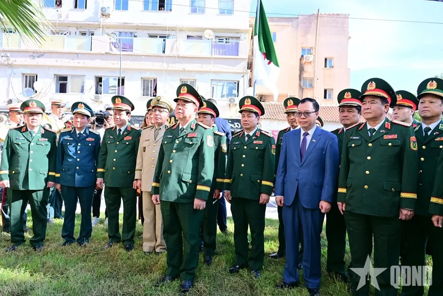 Đại tướng Nguyễn Trọng Nghĩa và các đại biểu nghe giới thiệu về Bia tưởng niệm Chủ tịch Hồ Chí Minh Đại tướng Nguyễn Trọng Nghĩa và các đại biểu nghe giới thiệu về Bia tưởng niệm Chủ tịch Hồ Chí Minh