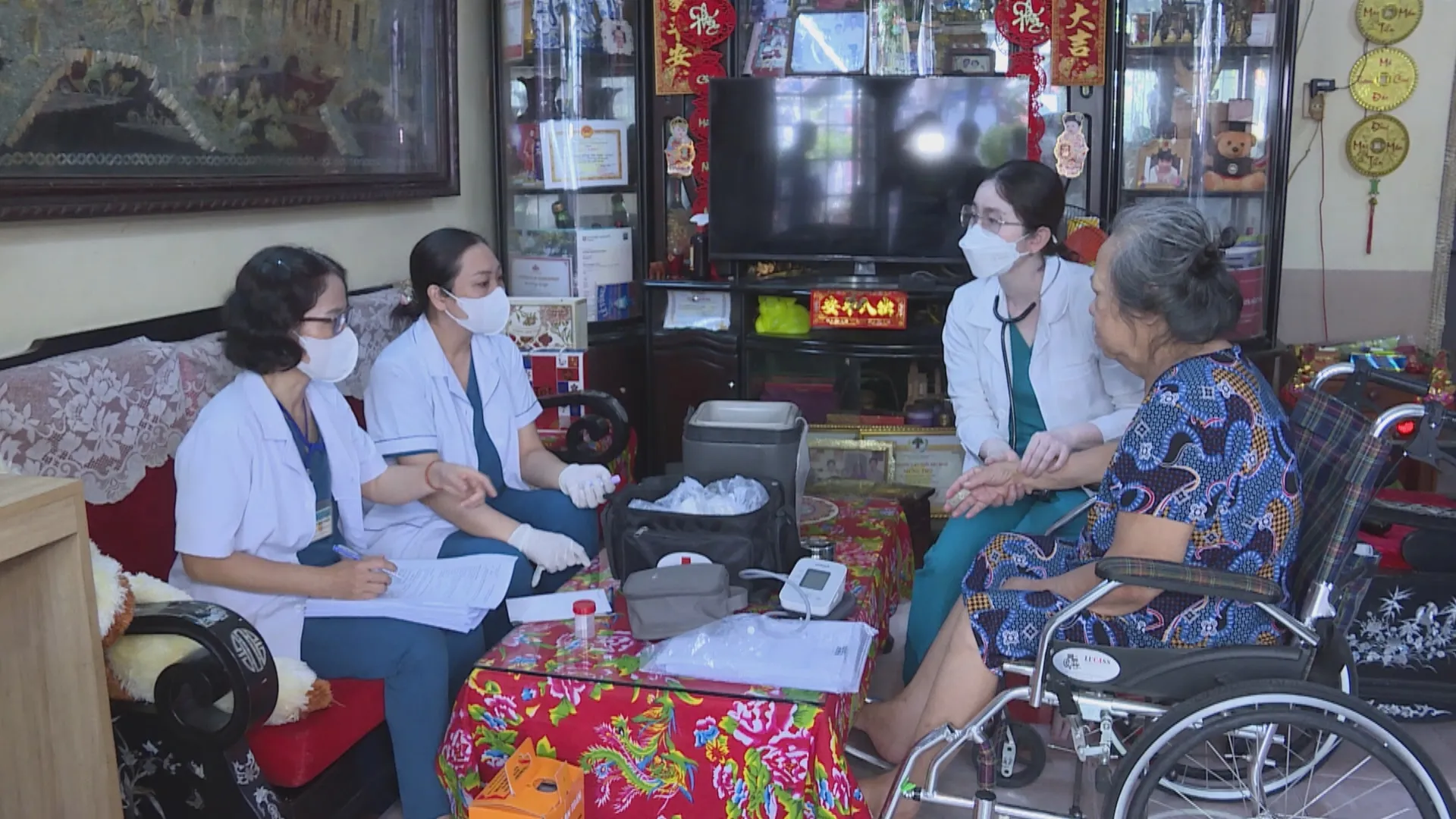 Tại nhiều địa phương khu vực phía bắc TP. Hồ ChÍ Minh, các lực lượng đang tập trung rà soát, tổ chức khám theo từng nhóm đối tượng, từng khu dân cư