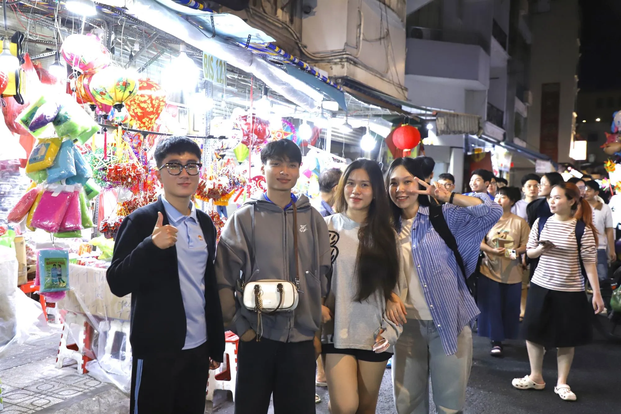 Nhóm bạn trẻ lưu lại những khoảnh khắc vui chơi tại phố lồng đèn - Ảnh: Đức Nhân