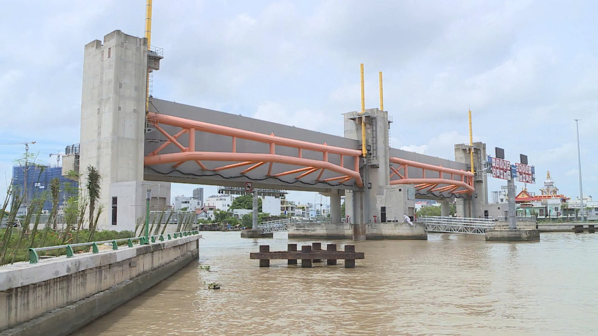 Hệ thống công trình kiểm soát triều được đầu tư nhằm tăng khả năng chống ngập cho khu vực đô thị