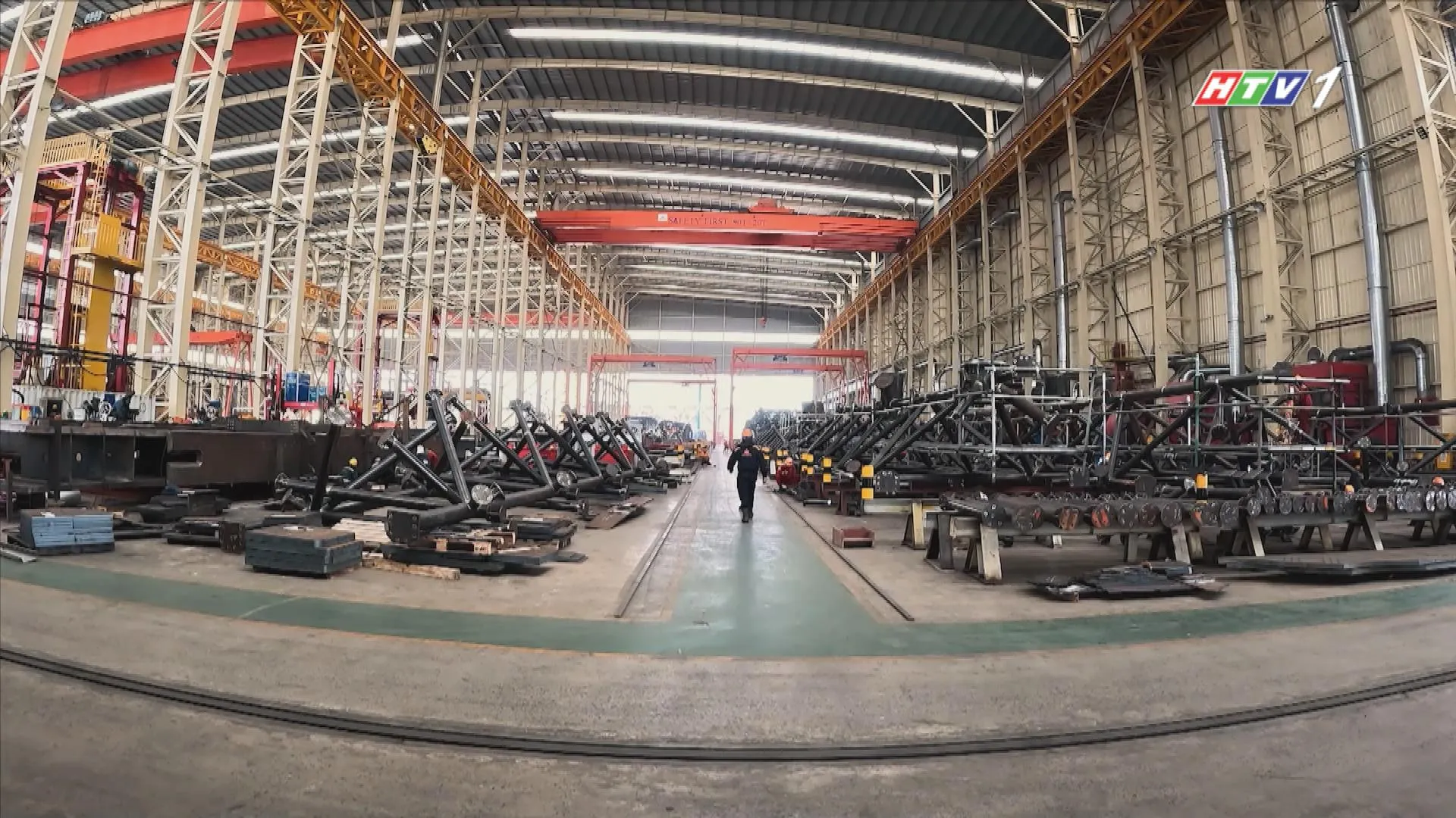Bằng năng lực, tâm huyết gửi gắm vào từng mối hàn, thước ngắm, họ cùng nhau thổi hồn vào thép, góp phần kiến tạo nên một biểu tượng mới cho thành phố mang tên Bác