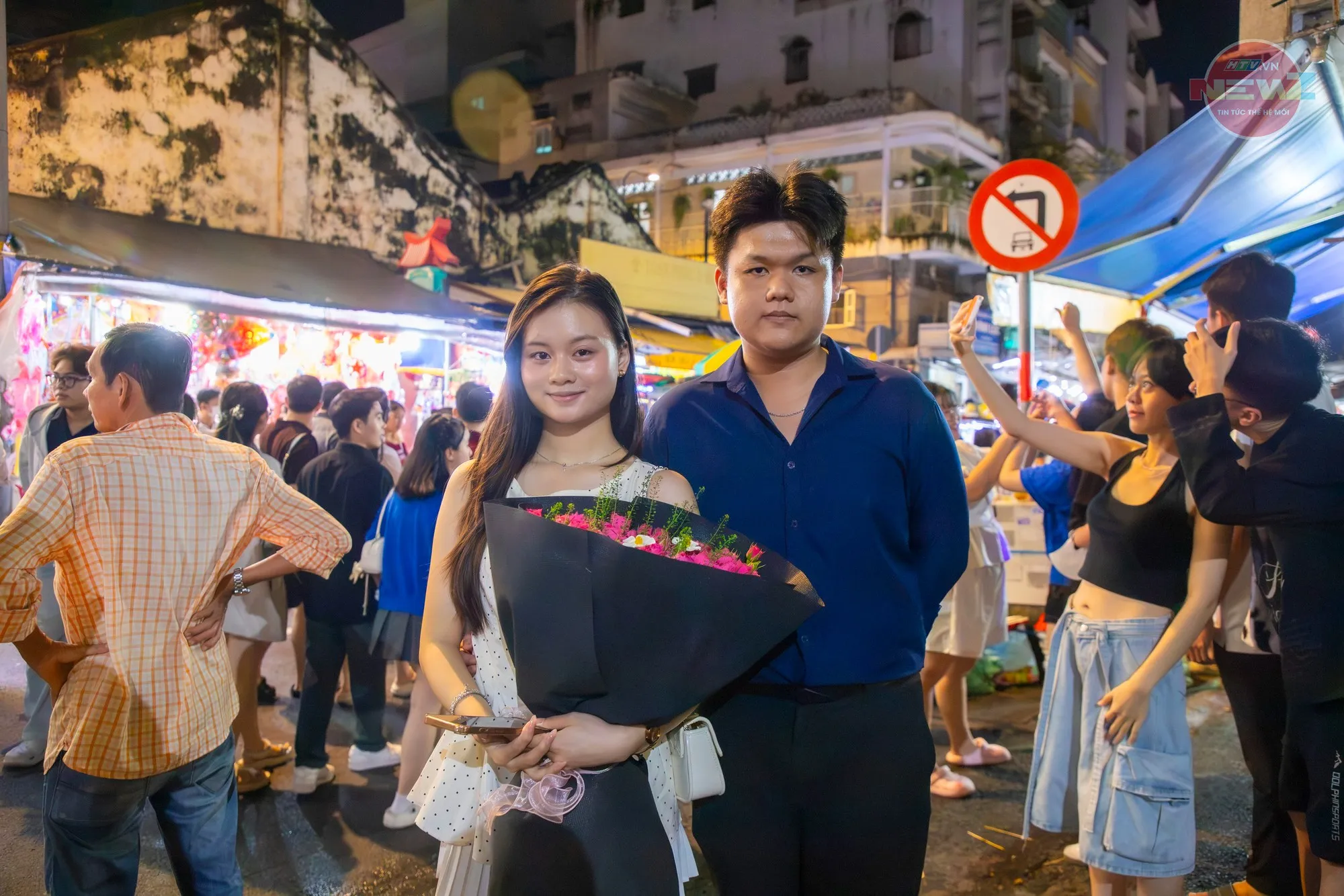 Một cặp đôi chọn phố lồng đèn Lương Nhữ Học là điểm đến để tận hưởng không khí Trung thu - Ảnh: Đức Nhân
