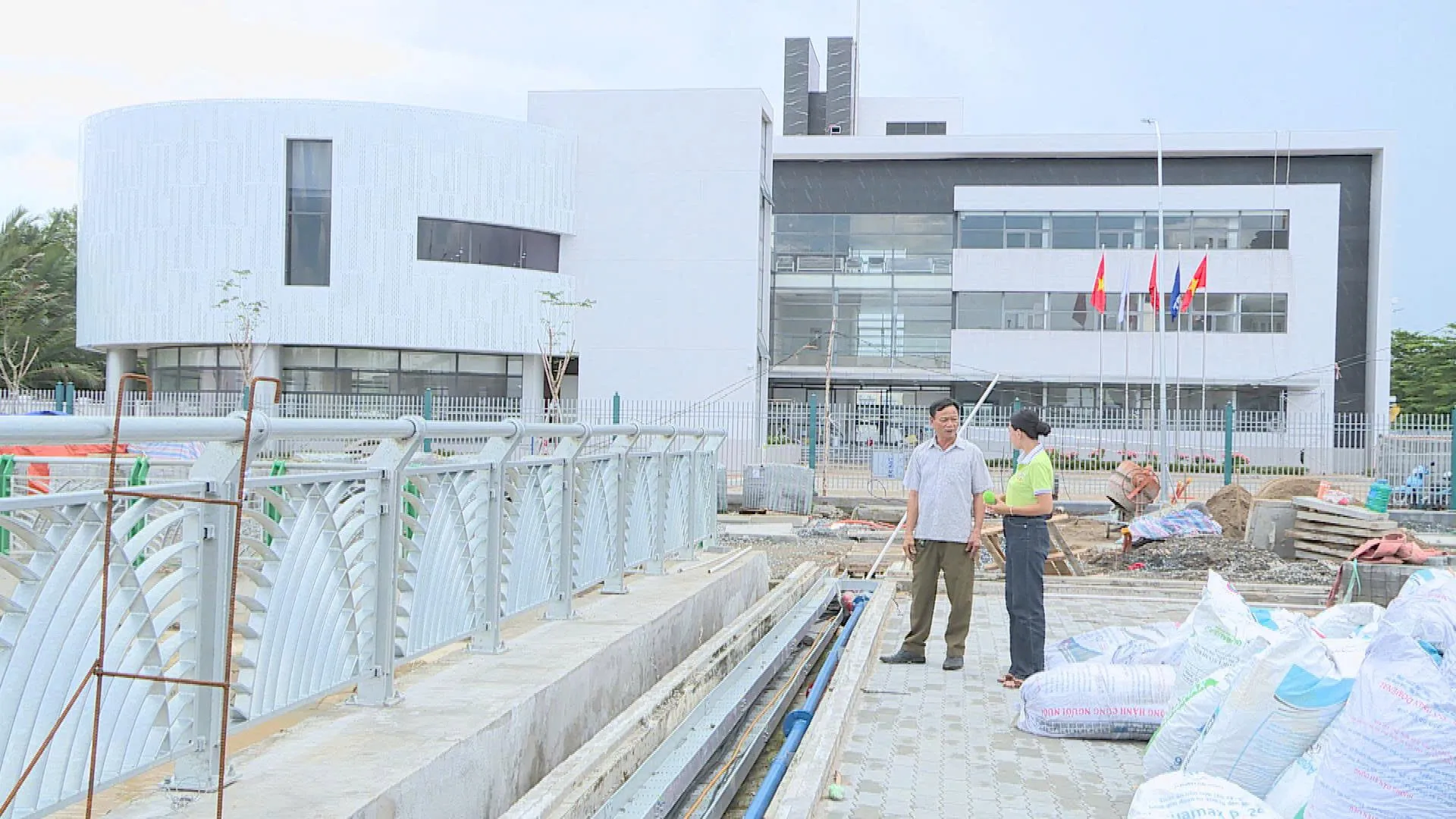 Các hạng mục hạ tầng, cảnh quan và khu vực quản lý công trình đang tiếp tục được hoàn thiện
