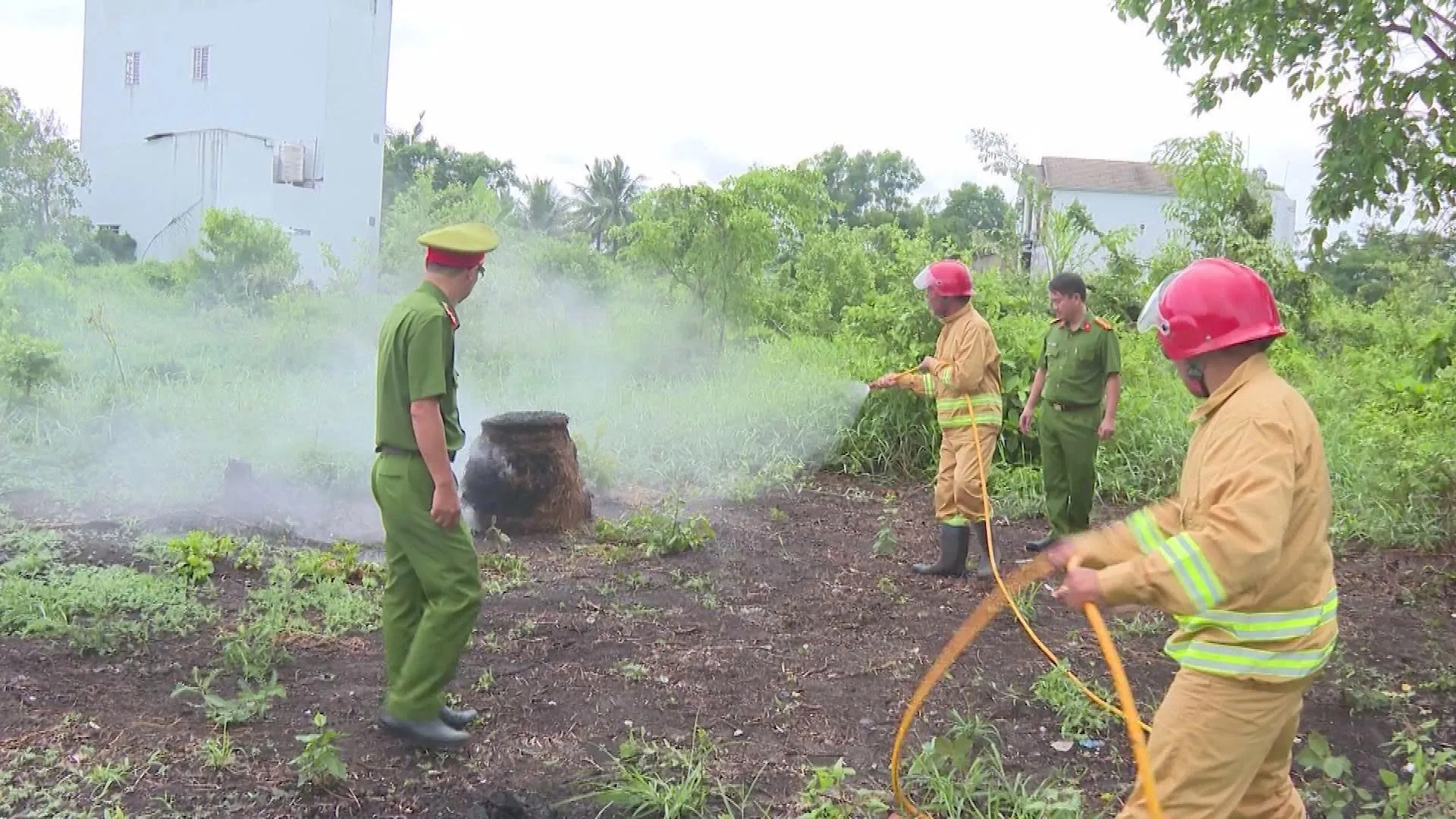 Các chiến sĩ CNCH phối hợp cùng lực lượng Cảnh sát PCCC diễn tập phòng cháy chữa cháy