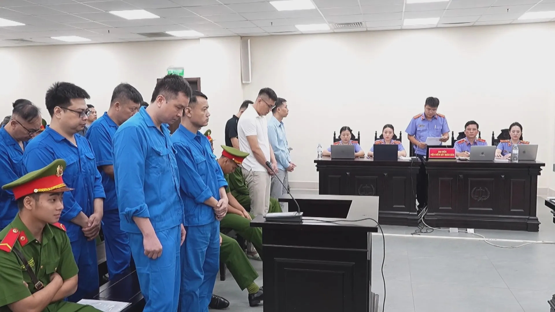 TP. Hồ Chí Minh: “Ông trùm” sản xuất 426 lô sản phẩm sữa giả bị đề nghị 30 năm tù | 60 Giây Sáng ngày 26/9/2026 - Ảnh 1.