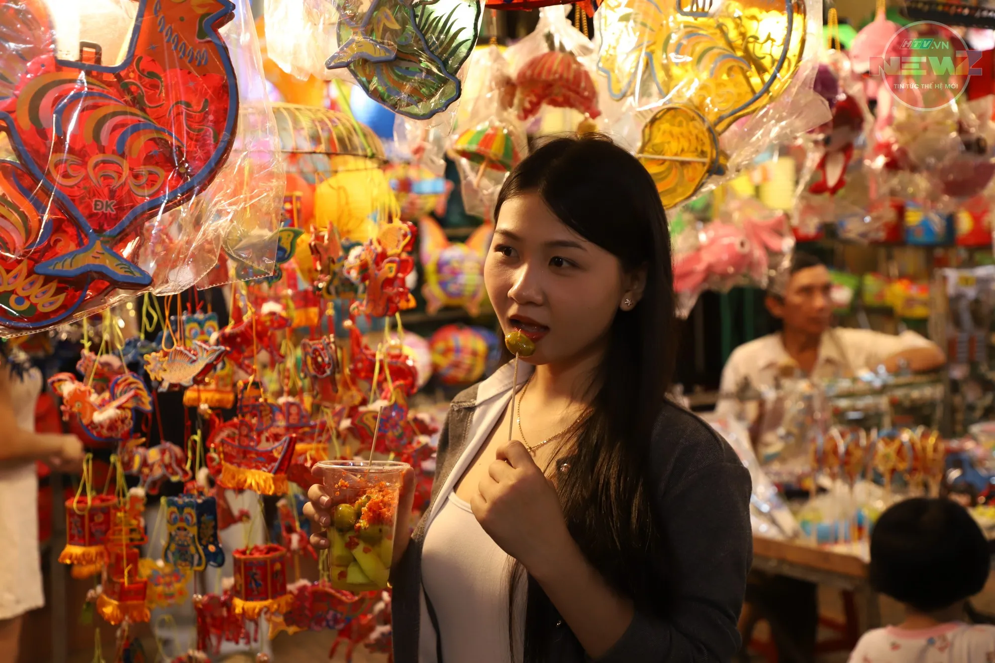 Phố lồng đèn trở thành điểm check-in thu hút người dân trong dịp Trung thu - Ảnh: Đức Nhân