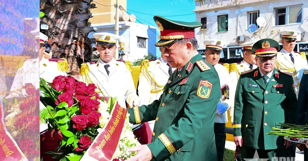Đại tướng Nguyễn Trọng Nghĩa dâng hoa tưởng niệm Chủ tịch Hồ Chí Minh tại Algeria
