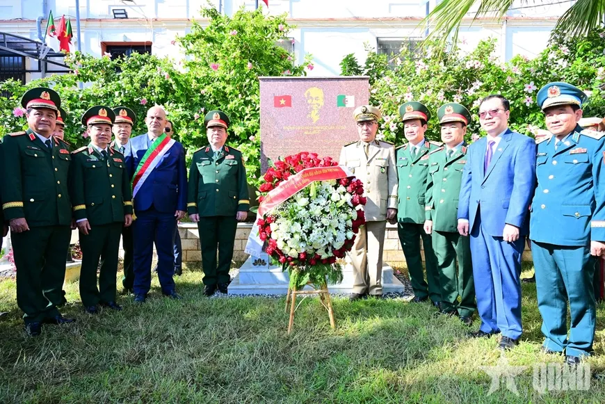 Các đại biểu chụp ảnh chung tại Bia tưởng niệm Chủ tịch Hồ Chí Minh ở thủ đô Algiers Các đại biểu chụp ảnh chung tại Bia tưởng niệm Chủ tịch Hồ Chí Minh ở thủ đô Algiers