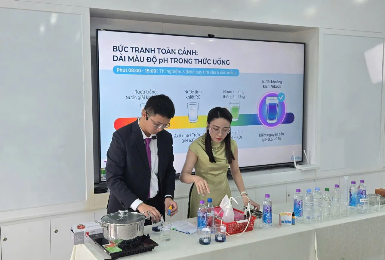 Bà Nguyễn Thị Nga, Tổng Giám đốc Vikoda tận tay hướng dẫn cho đoàn tham quan cách kiểm tra độ kiềm trong nước khoáng - Ảnh Bá Nam