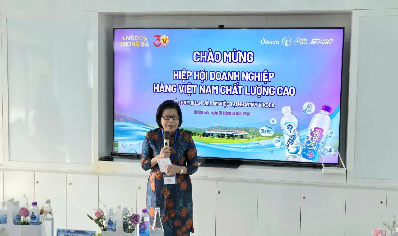 Bà Vũ Kim Hạnh - Chủ tịch Hội Doanh nghiệp Hàng Việt Nam chất lượng cao chia sẻ mở đầu chương trình company tour tại Vikoda - Ảnh Bá Nam