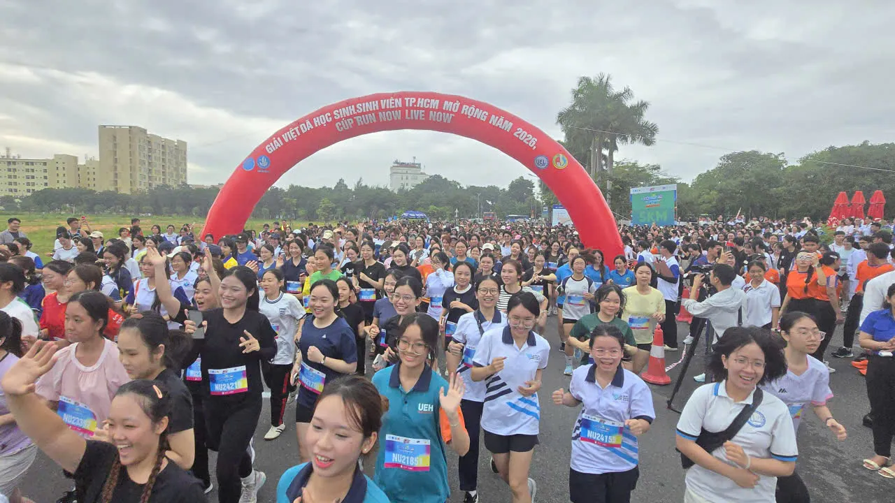 Các bạn học sinh nữ tham gia Giải Việt dã dành cho nữ cự ly 3km - Ảnh Bá Nam