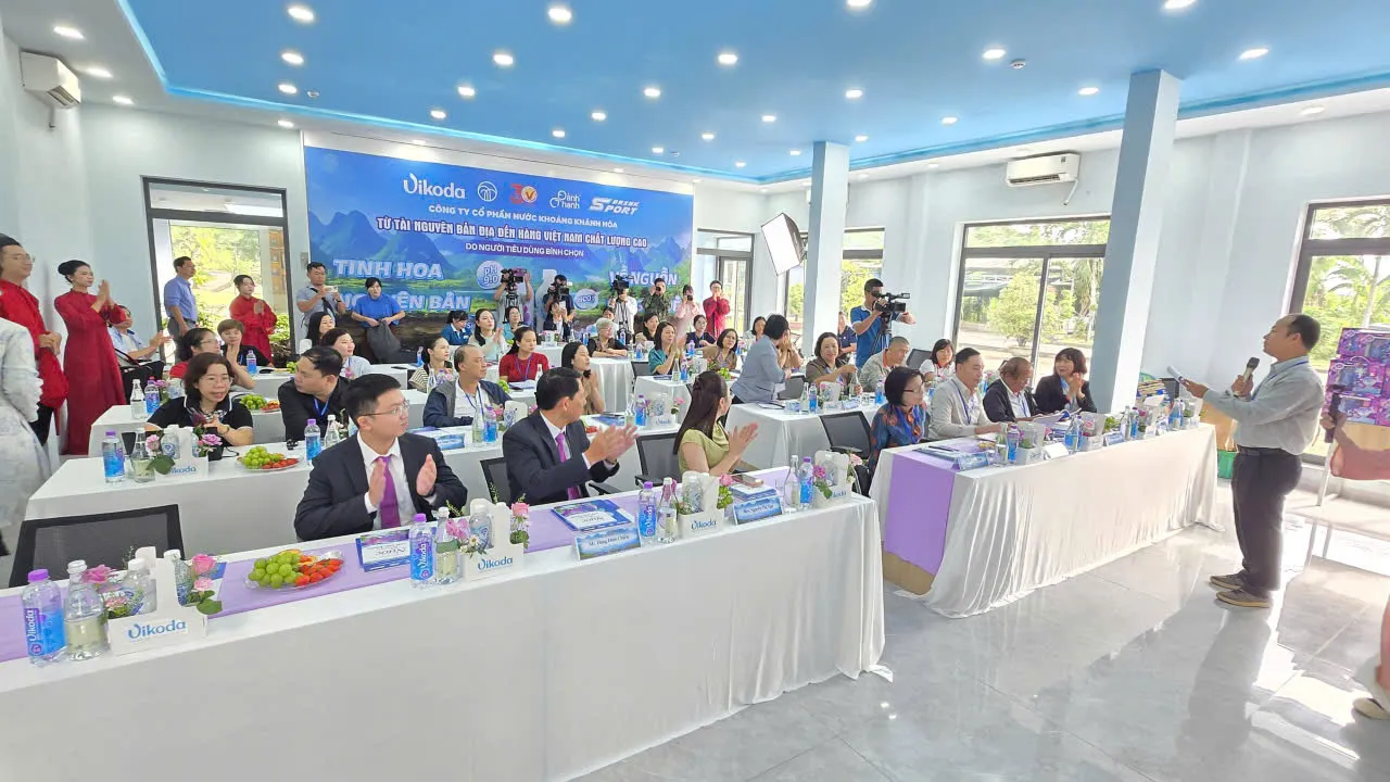 Đoàn Hiệp hội Doanh nghiệp Hàng Việt Nam chất lượng cao đến tham quan nhà máy Vikoda - Ảnh Bá Nam