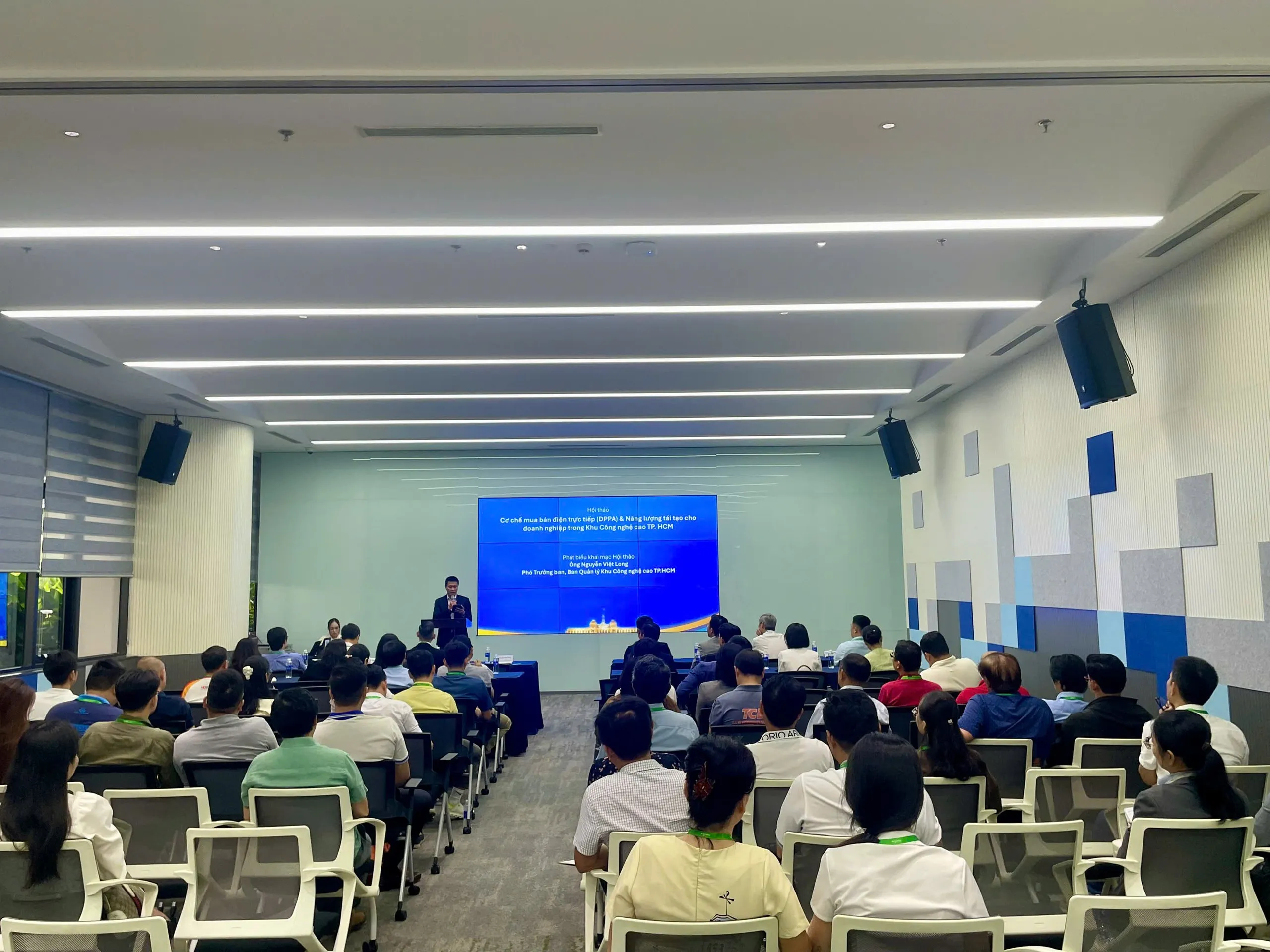 Khu Công nghệ cao Thành phố Hồ Chí Minh thúc đẩy doanh nghiệp tiếp cận cơ chế mua bán điện trực tiếp và năng lượng tái tạo - Ảnh 2. Hội thảo thu hút đại diện cơ quan quản lý, chuyên gia và cộng đồng doanh nghiệp đang hoạt động tại Khu Công nghệ cao TP. Hồ Chí Minh