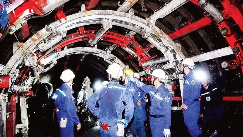 day-manh.jpg Hệ thống khai thác trong hầm lò của Công ty Than Vàng Danh - Ảnh: Nhân Dân