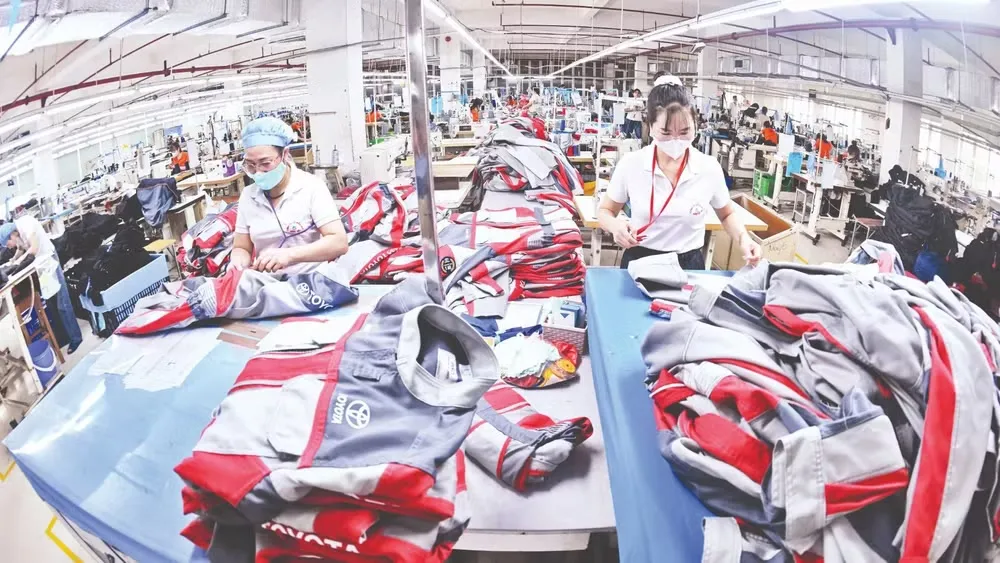 Dây chuyền may quần áo xuất khẩu ở Công ty cổ phần may Hưng Việt, tỉnh Hưng Yên - Ảnh: Trần Hải - Nhân Dân