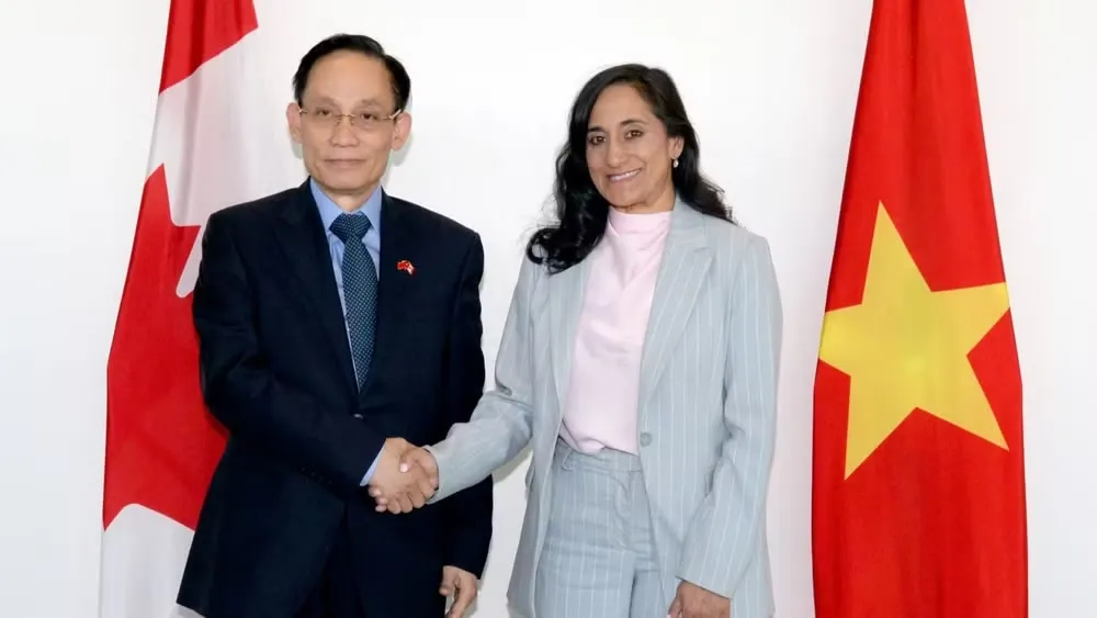 Bộ trưởng Ngoại giao Lê Hoài Trung hội đàm với Bộ trưởng Ngoại giao Canada Anita Anand. (Ảnh: Bộ Ngoại giao Việt Nam cung cấp) Bộ trưởng Ngoại giao Lê Hoài Trung hội đàm với Bộ trưởng Ngoại giao Canada Anita Anand - Ảnh: Bộ Ngoại giao Việt Nam cung cấp