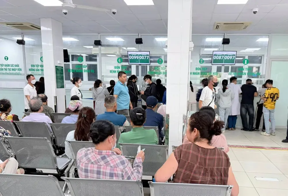 Người dân khám, chữa bệnh tại cơ sở y tế. Ảnh: Bệnh viện 19/8