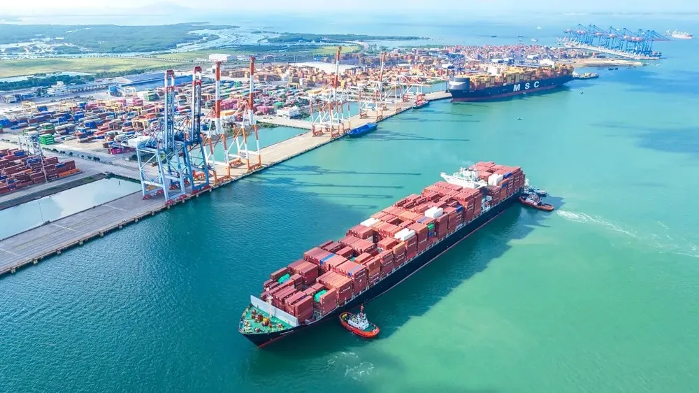 Tàu ZIM SHENZHEN vào bến chung giữa Cảng Quốc tế Cái Mép và Cảng Tân Cảng - Cái Mép Thị Vải - Ảnh: SGGP