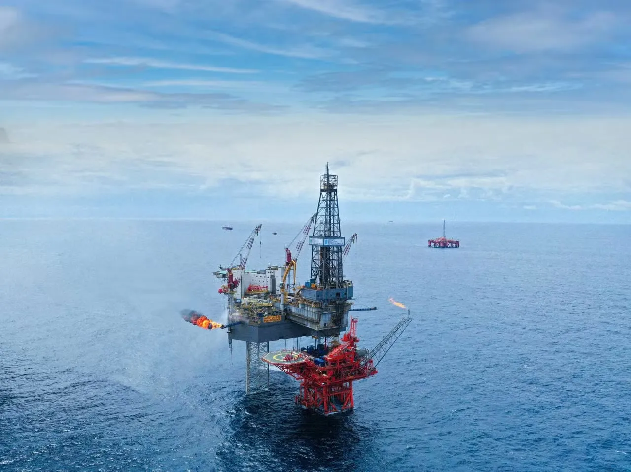 26-9-anh-1-petrovietnam.jpg Giàn khoan dầu khí trên biển của Petrovietnam - Ảnh: Nhân Dân