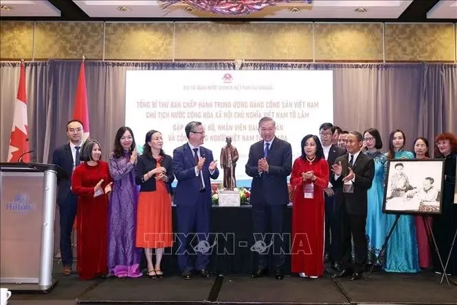 Tổng Bí thư, Chủ tịch nước Tô Lâm tặng bức tượng Chủ tịch Hồ Chí Minh cho Đại sứ quán và cộng đồng người Việt Nam tại Canada. Ảnh: Thống Nhất/TTXVN Tổng Bí thư, Chủ tịch nước Tô Lâm tặng bức tượng Chủ tịch Hồ Chí Minh cho Đại sứ quán và cộng đồng người Việt Nam tại Canada - Ảnh: Thống Nhất - TTXVN