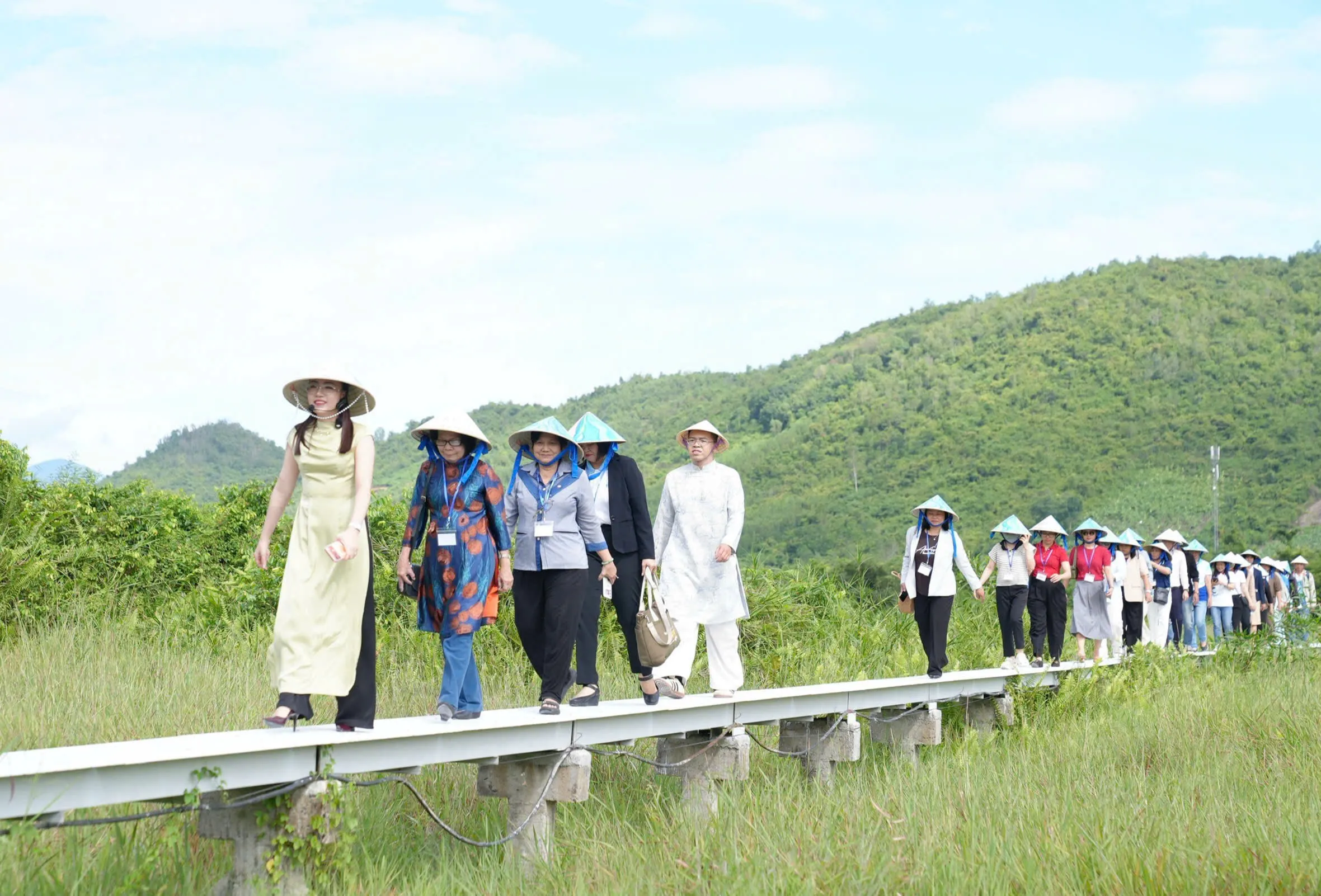 Tổng Giám đốc Công ty Cổ phần Nước khoáng Khánh Hoà trực tiếp đưa đoàn tham quan tận nơi khai thác nước khoáng của Vikoda - Ảnh Bá Nam