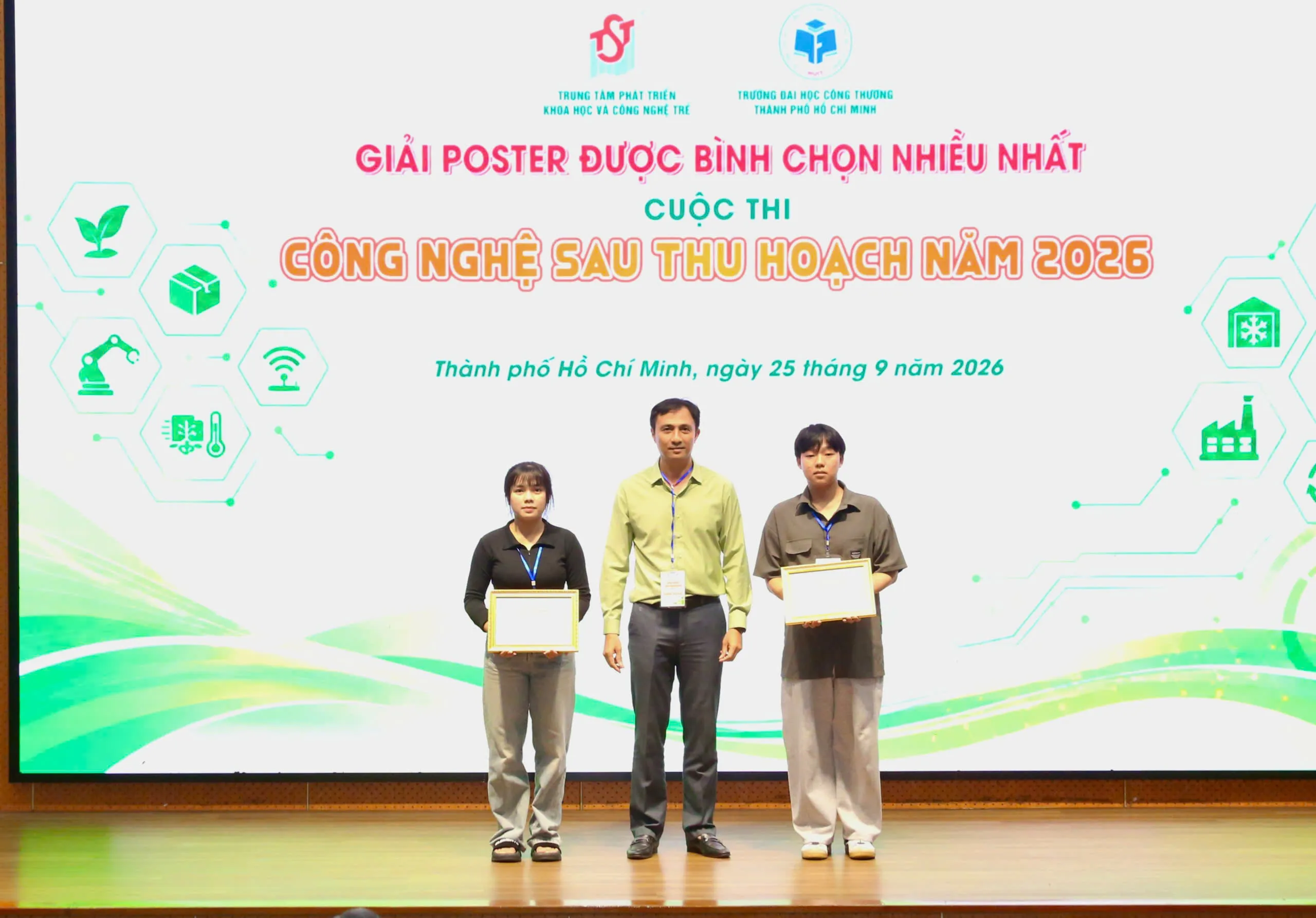 Trao giải poster được bình chọn nhiều nhất của Cuộc thi Công nghệ sau thu hoạch năm 2026 - Ảnh Bá Nam