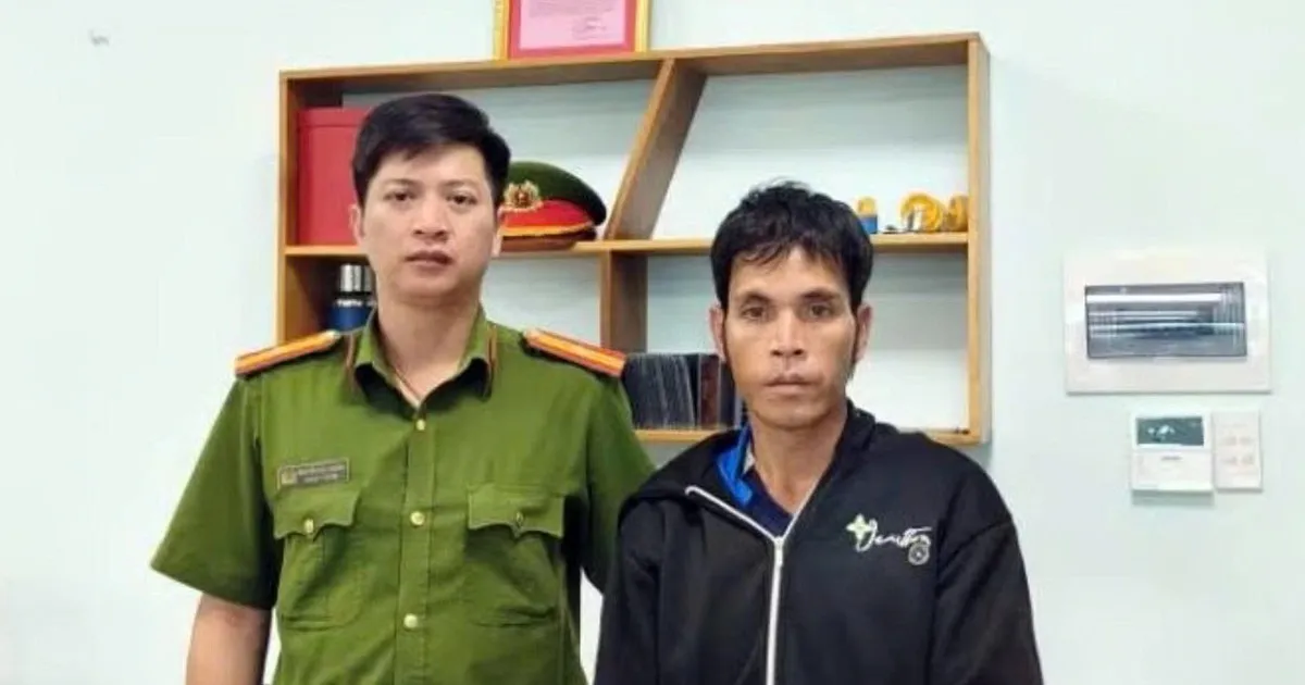 Tạm giữ hình sự đối tượng đổ xăng đốt cha ruột