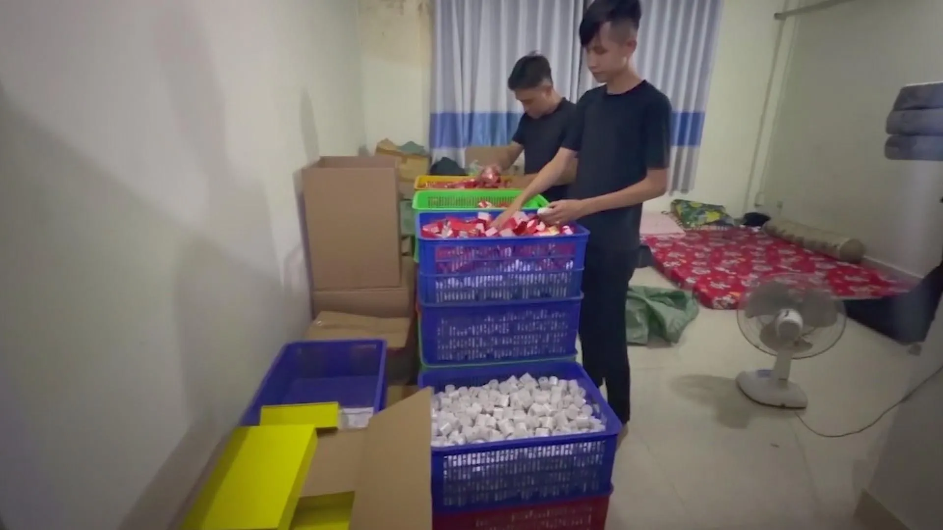 60 Giây Sáng ngày 27/9/2026 | Triệt phá đường dây làm giả thuốc An Cung và gần 20 triệu sản phẩm mỹ phẩm ngoại - Ảnh 2. 60 Giây Sáng ngày 27/9/2026 | Triệt phá đường dây làm giả thuốc An Cung và gần 20 triệu sản phẩm mỹ phẩm ngoại - Ảnh 2.