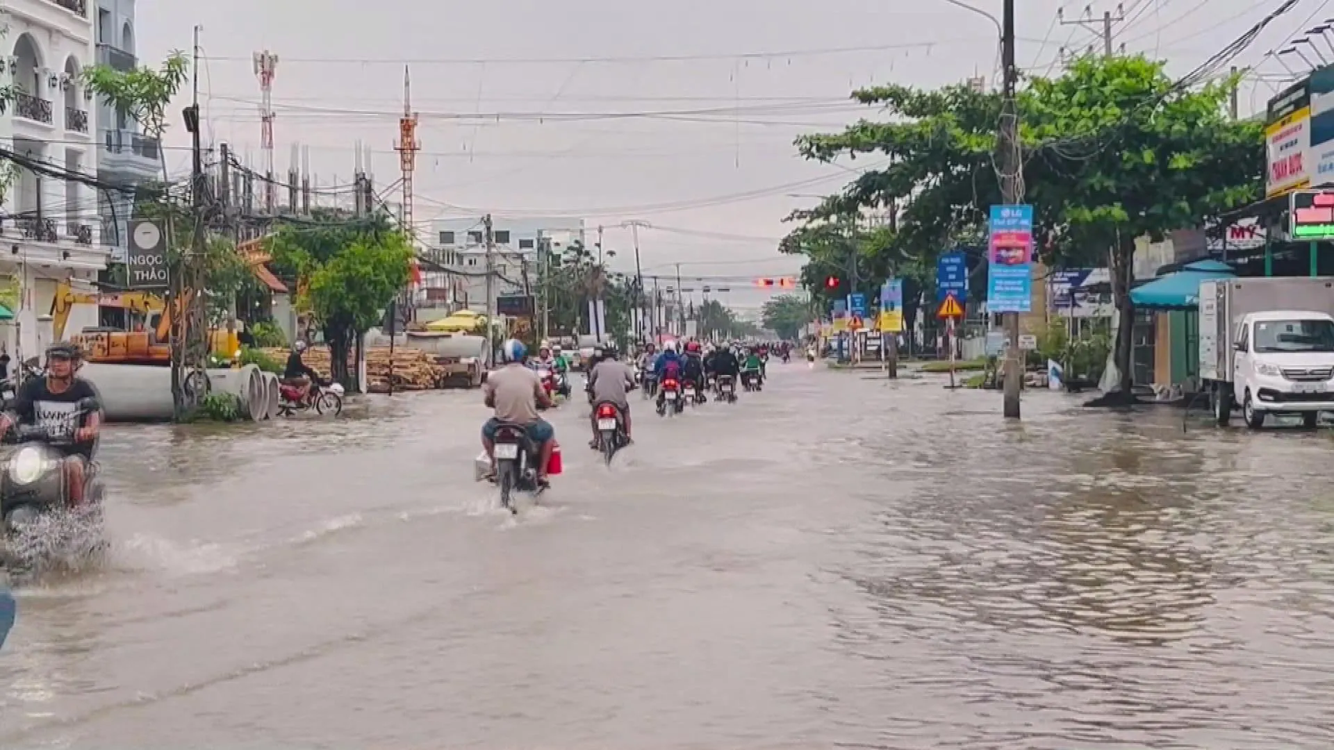 Cần Thơ: Triều cường lên báo động 3, nhiều nơi bị ngập  - Ảnh 2.