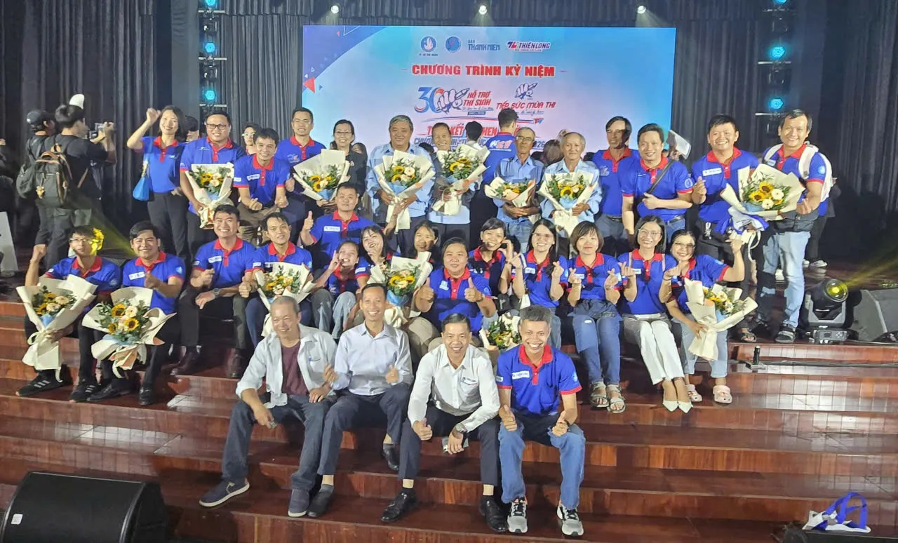 Các cô chú chủ nhà trọ, cô chú xe ôm và các bạn tình nguyện viên của chương trình TIếp sức mùa thi - Ảnh Bá Nam