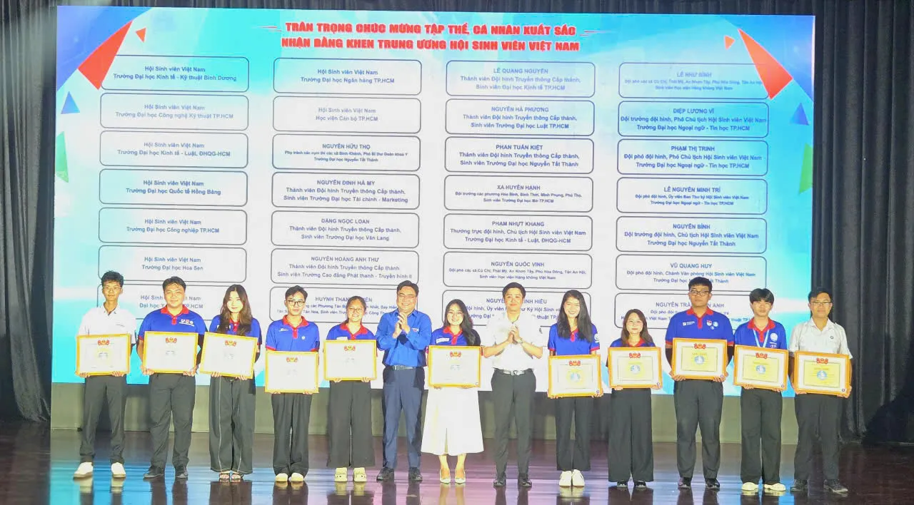 Chúc mừng tập thể, cá nhân xuất sắc nhận bằng khen Trung ương Hội Sinh viên Việt Nam - Ảnh Bá Nam