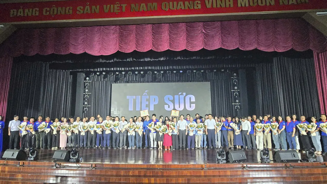 Gần như đầy đủ các thành viên của giai đoạn 30 năm chương trình tiếp sức cho học sinh thi đại học, cao đẳng ở TPHCM - Ảnh Bá Nam