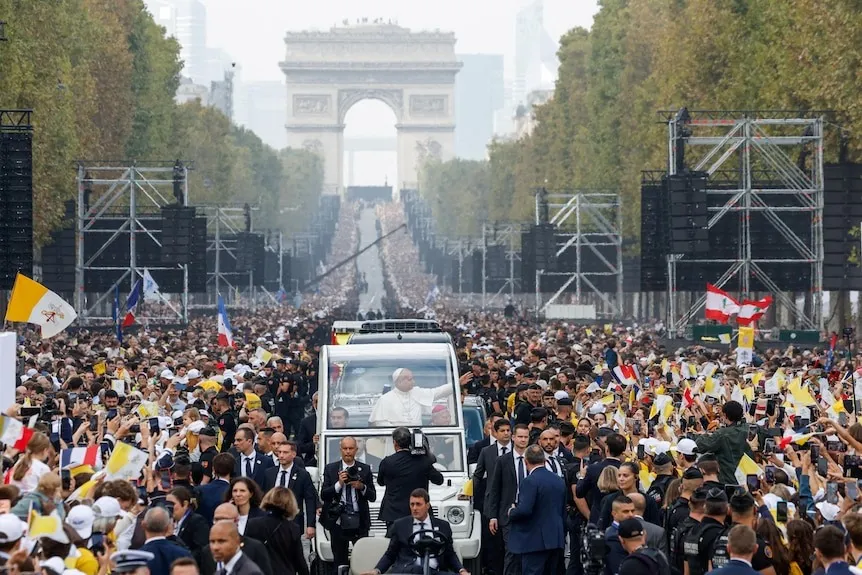 Giáo hoàng Leo XIV vẫy chào từ chiếc Popemobile trên đường đến Quảng trường Concorde để cử hành thánh lễ ngoài trời ngày 26-9 - Ảnh REUTERS