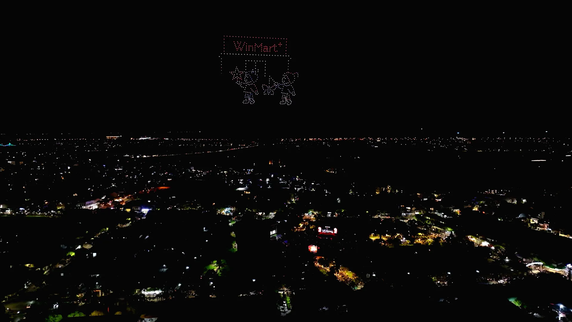 Hàng trăm drone tạo hình các biểu tượng Trung thu trên bầu trời Hội An