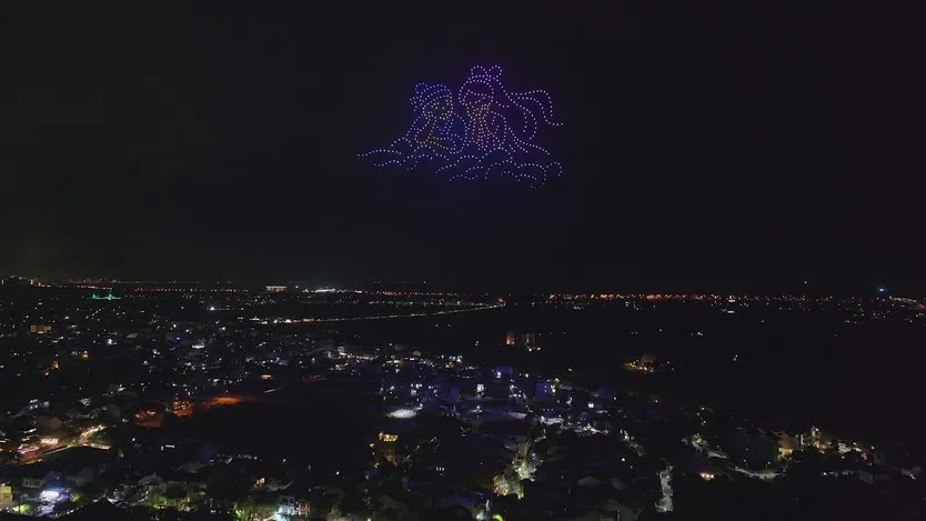 Hàng trăm drone tạo nên những hình ảnh Trung thu và biểu tượng đặc trưng của Phố Hội An-h1