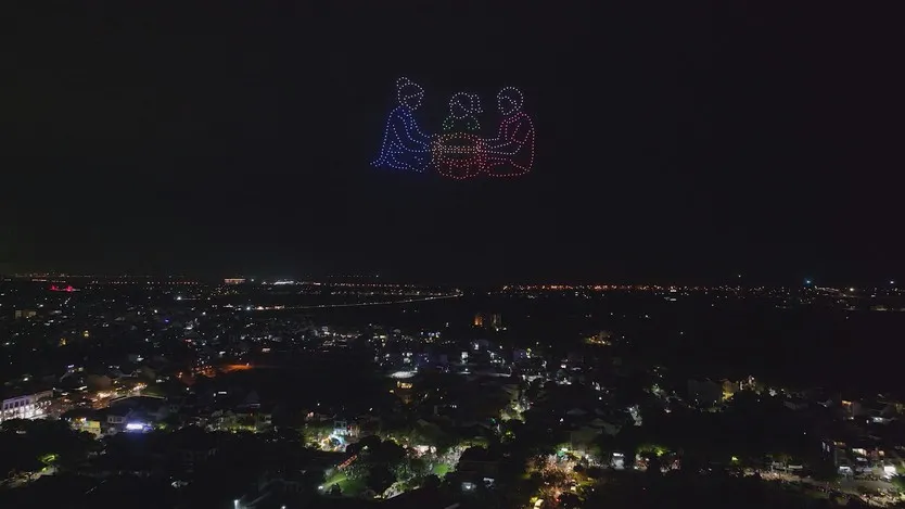 Hàng trăm drone tạo nên những hình ảnh Trung thu và biểu tượng đặc trưng của Phố Hội An-h2