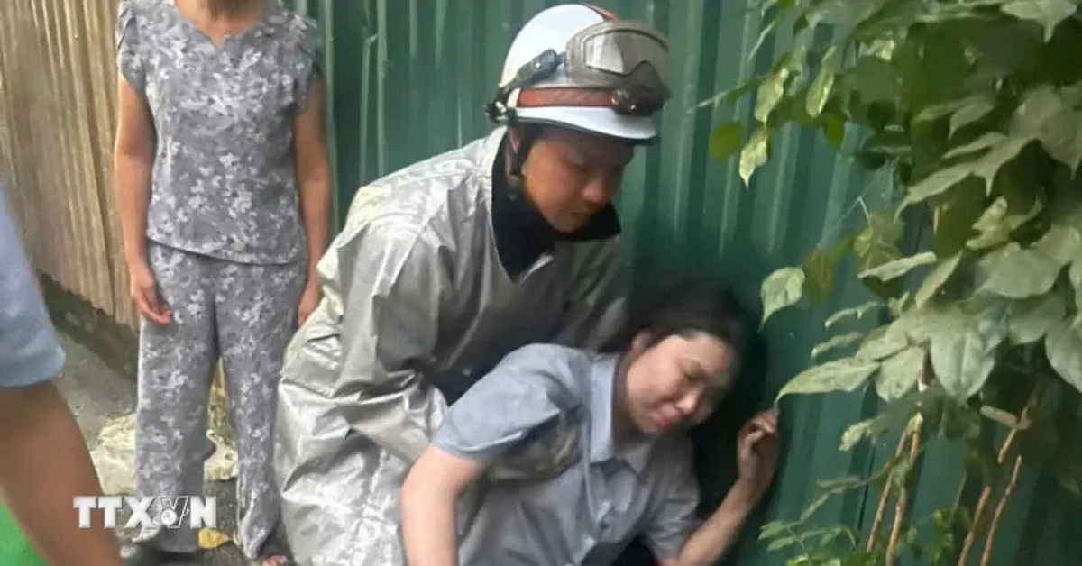 Hà Nội: Đưa 2 người thoát khỏi đám cháy qua tầng tum nhà liền kề